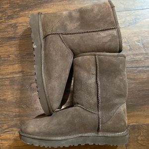 Classic Uggs in chocolate brown